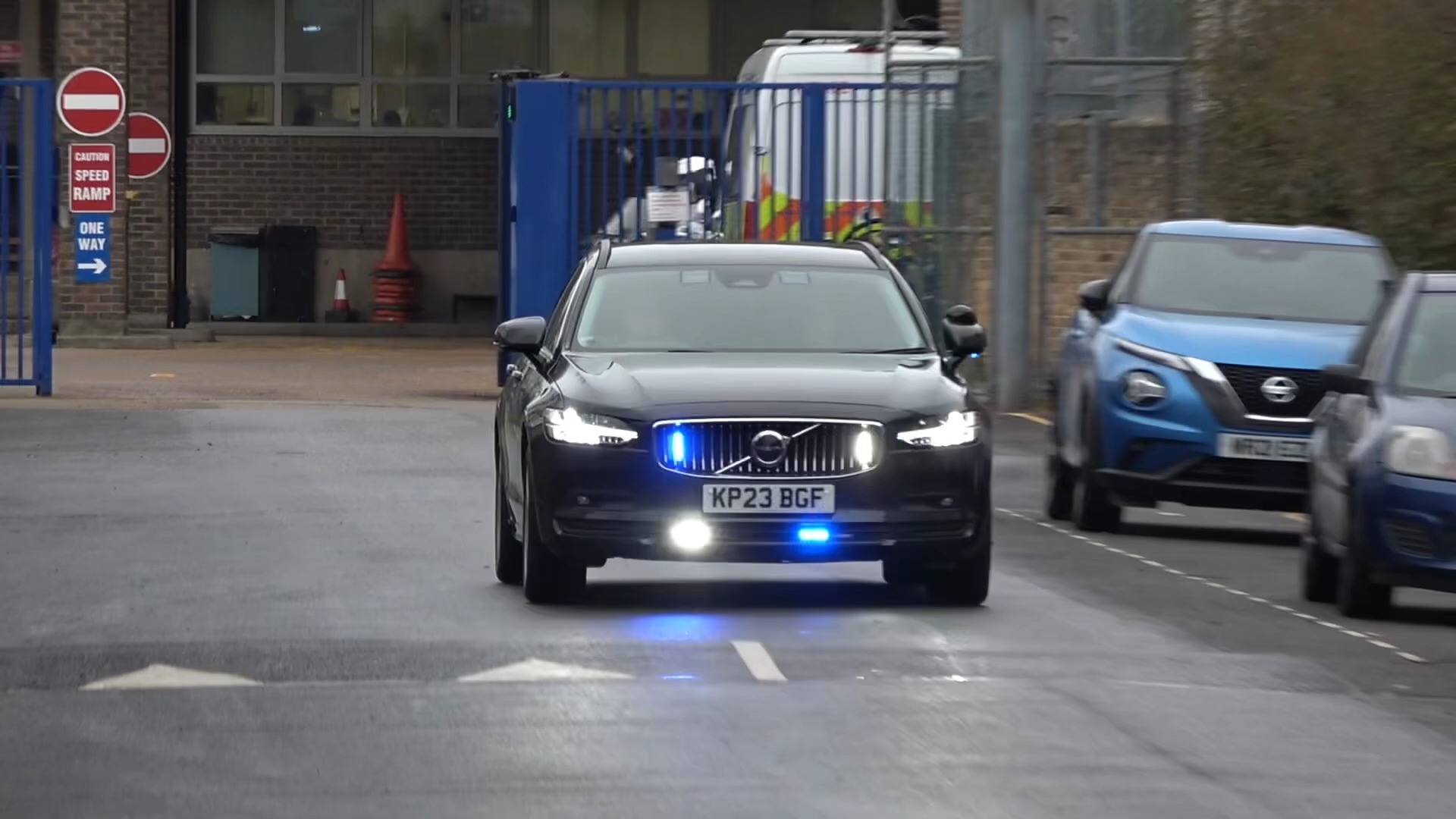 英国大都会警察沃尔沃v90无标识交通警车出警