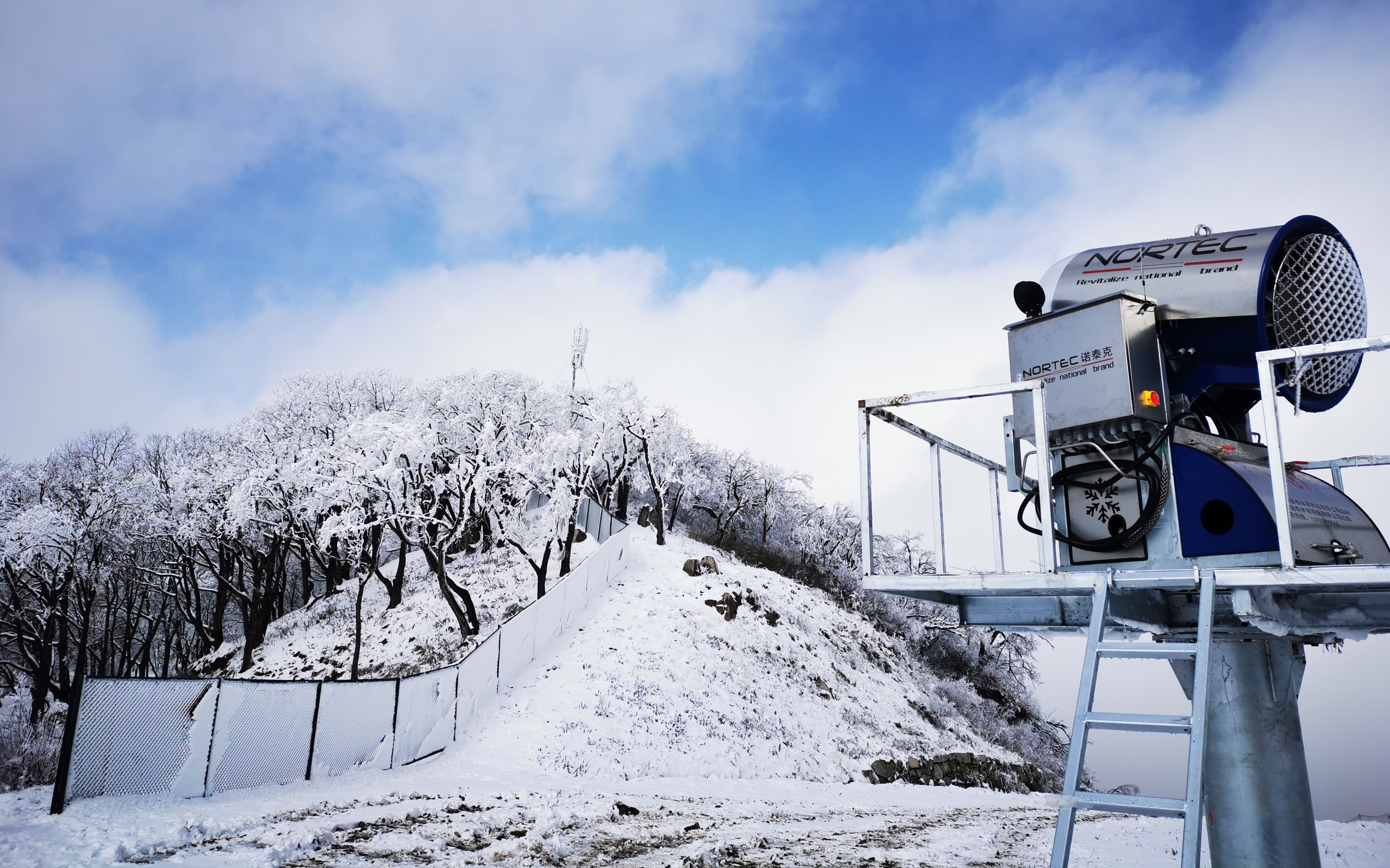 滑雪场高架台上的人工造雪机