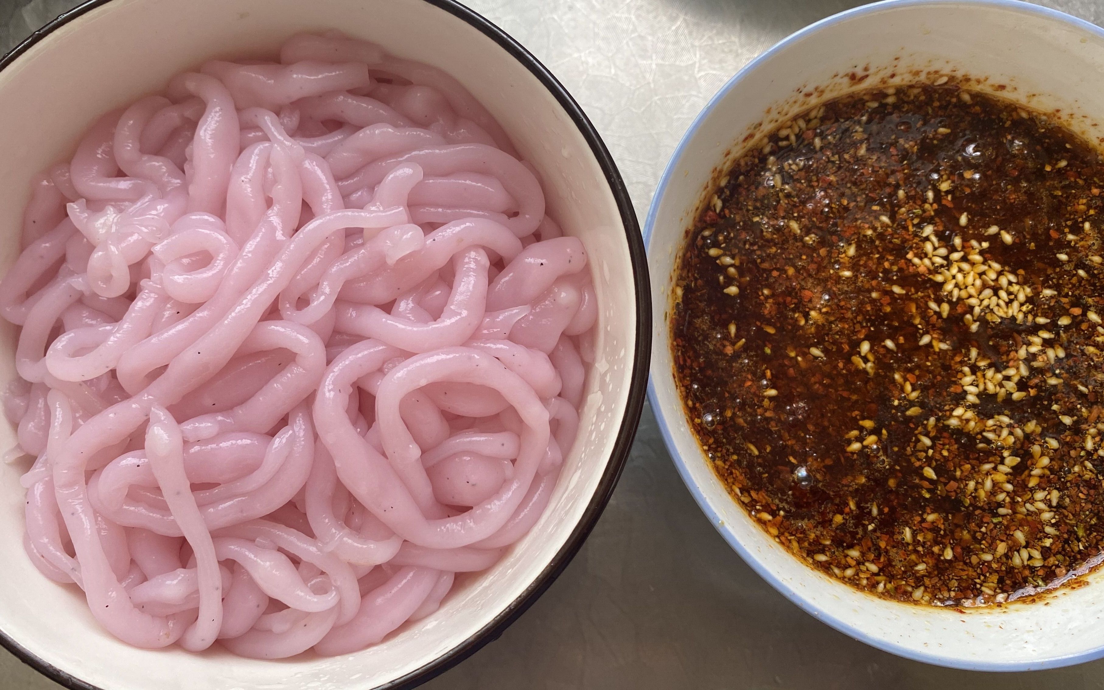 夏季晌午吃一碗搅团鱼鱼,神清气爽!美得很