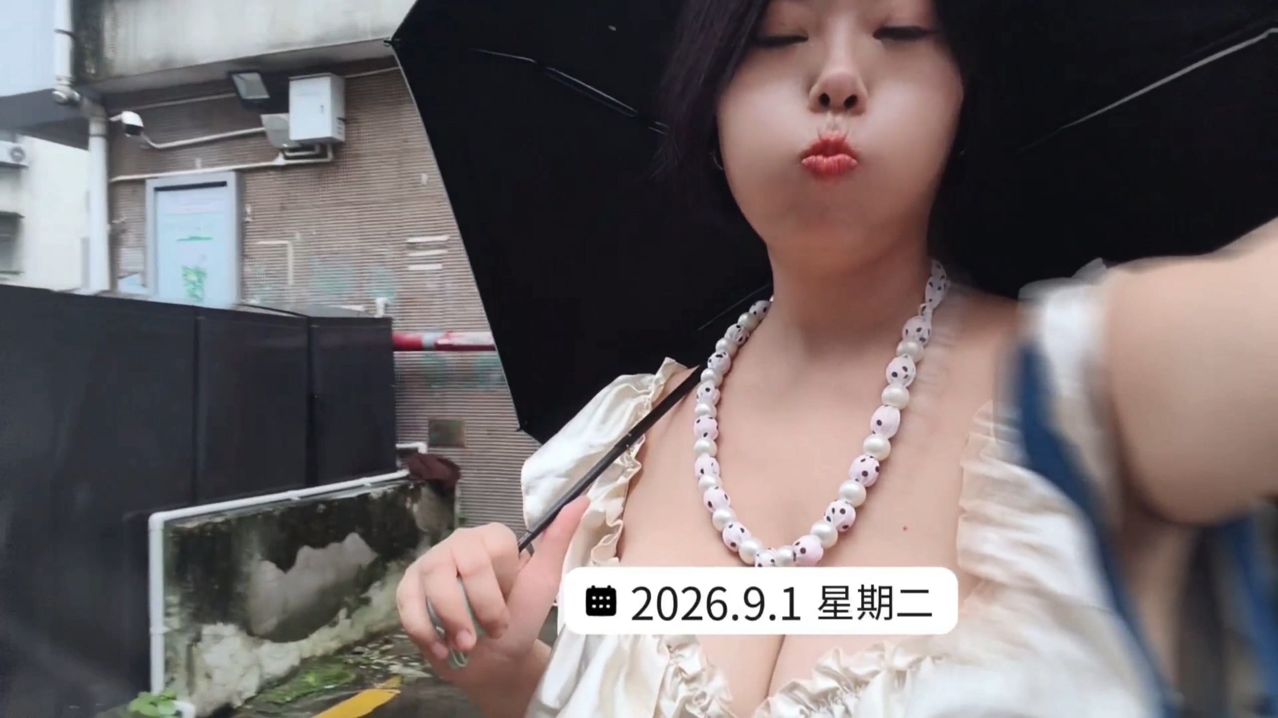 动不动就下雨，幸好我打着我的大雨伞。