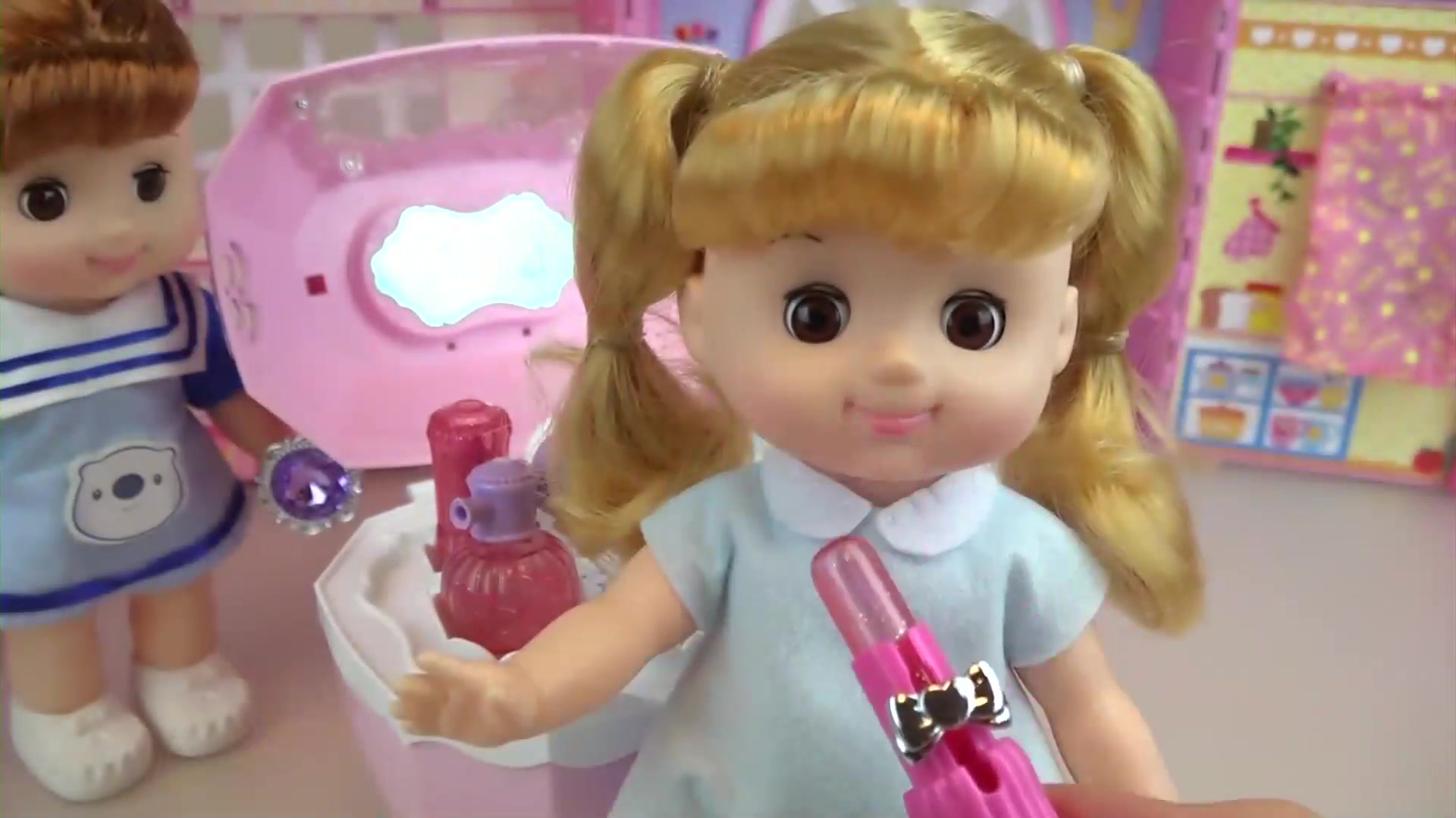 芭比娃娃美容盒奇趣蛋玩具芭比娃娃开奇趣蛋化妆 1_哔哩哔哩 (゜-゜)