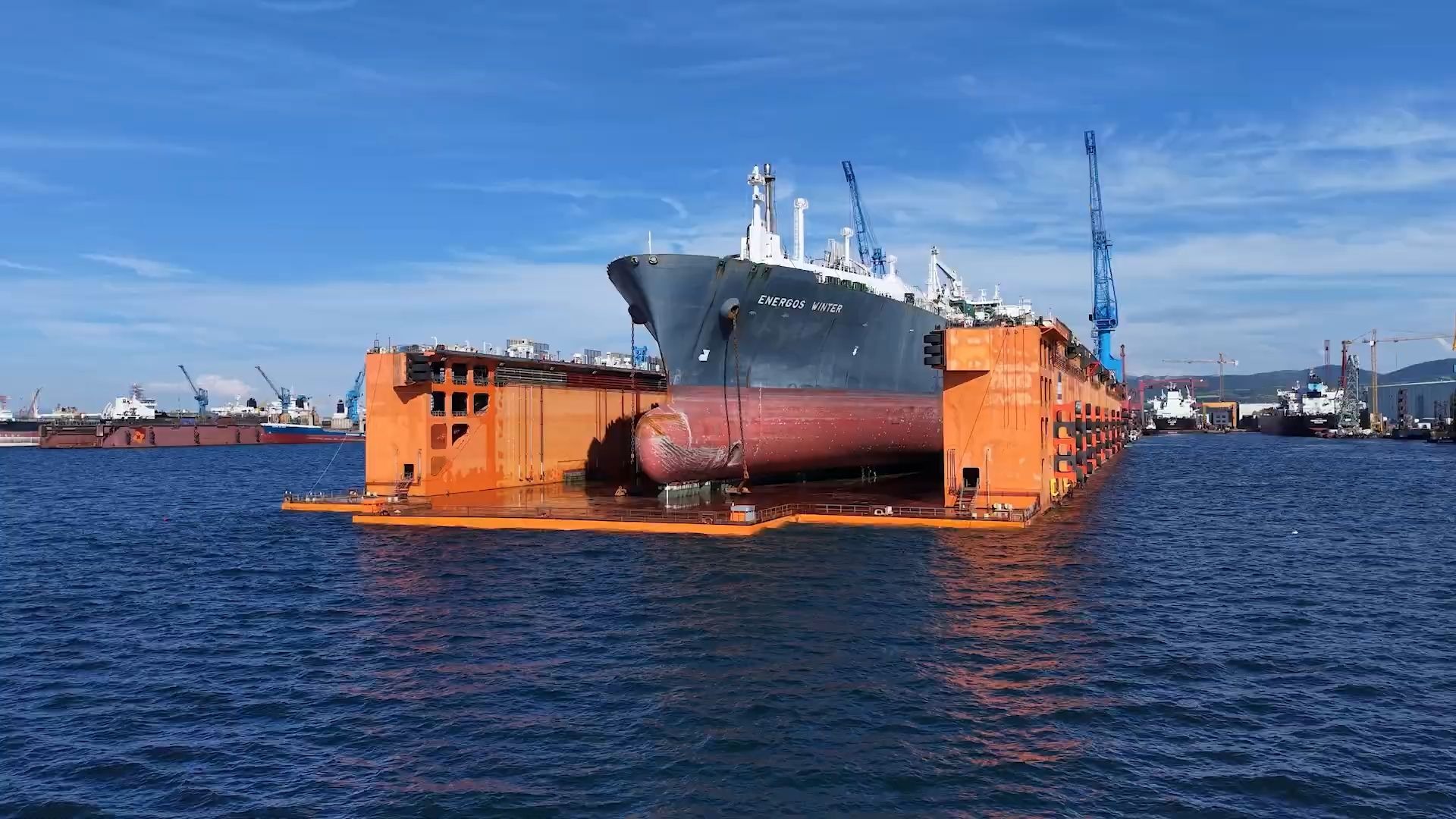 浮船坞 可以移动并能沉浮的凹形船坞 非常适合朝鲜维修刚扶正的驱逐舰