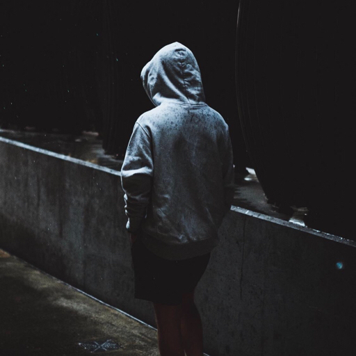 我淋雨是因为没带伞而你们是为了跟风耍帅