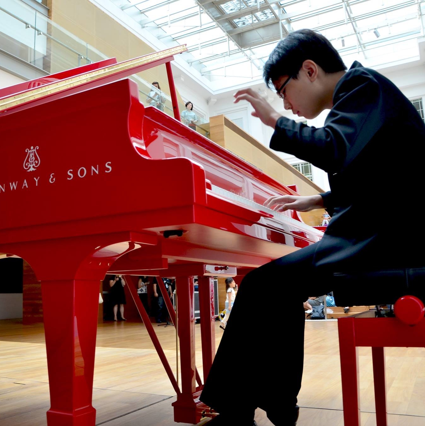 小时不懂事,在街头乱弹也不怕!