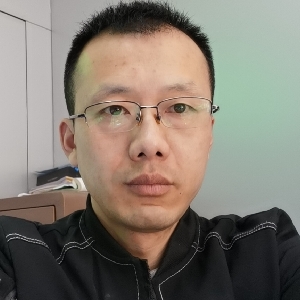 玩手机的张先生